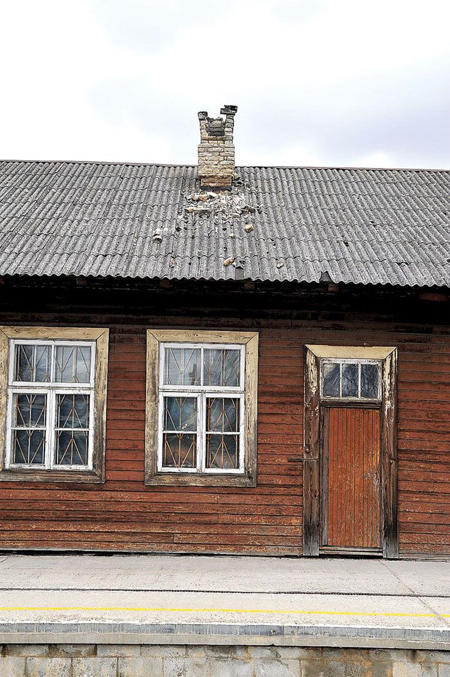 Vaksali kõrval asuva vana pagasiaida katuselt ähvardavad perroonil olijaid laguneva korstna kivid.