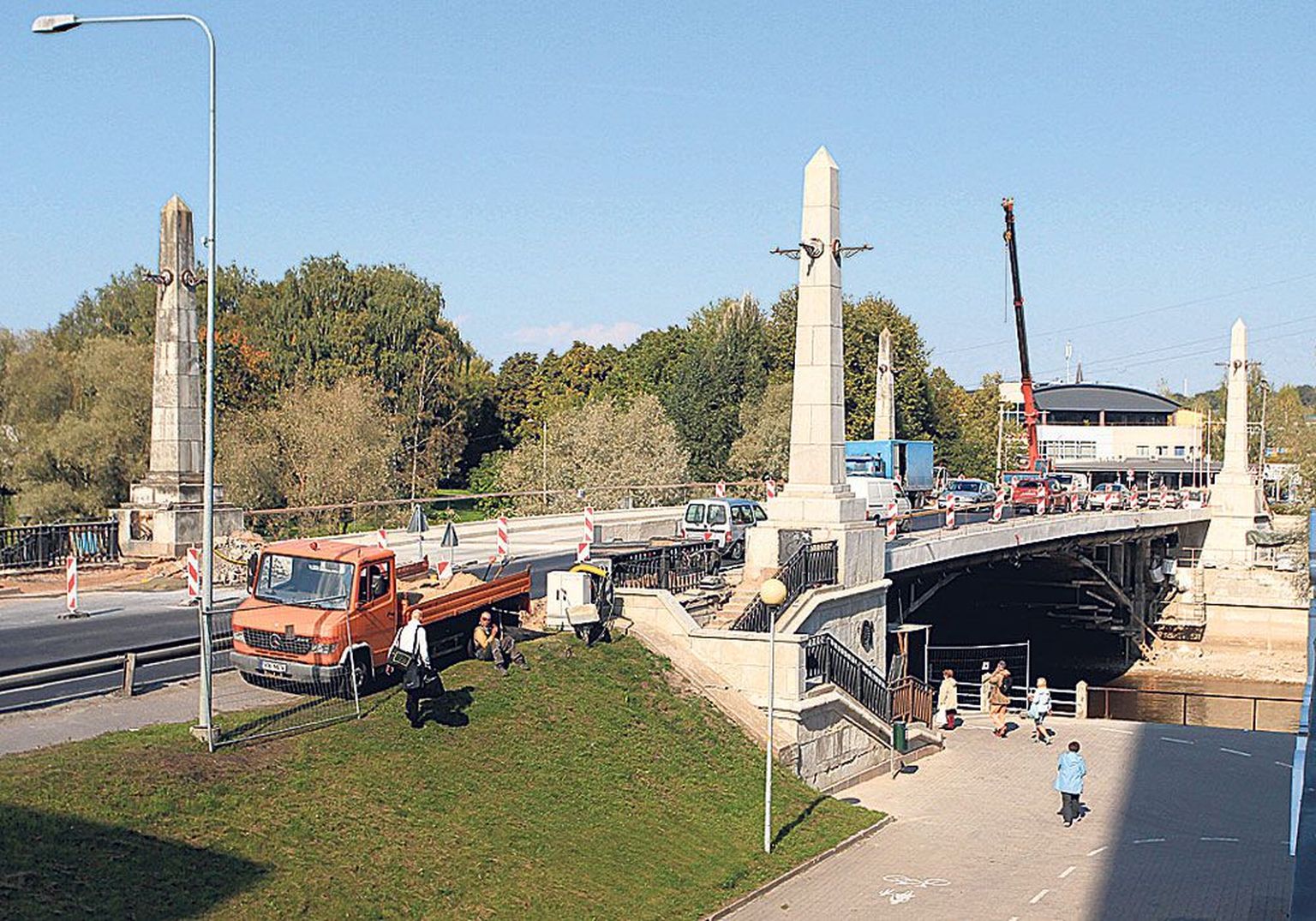Eile oli remondimeestel käsil Võidu silla paisumisvuukide paigaldamine ja kinni betoneerimine.