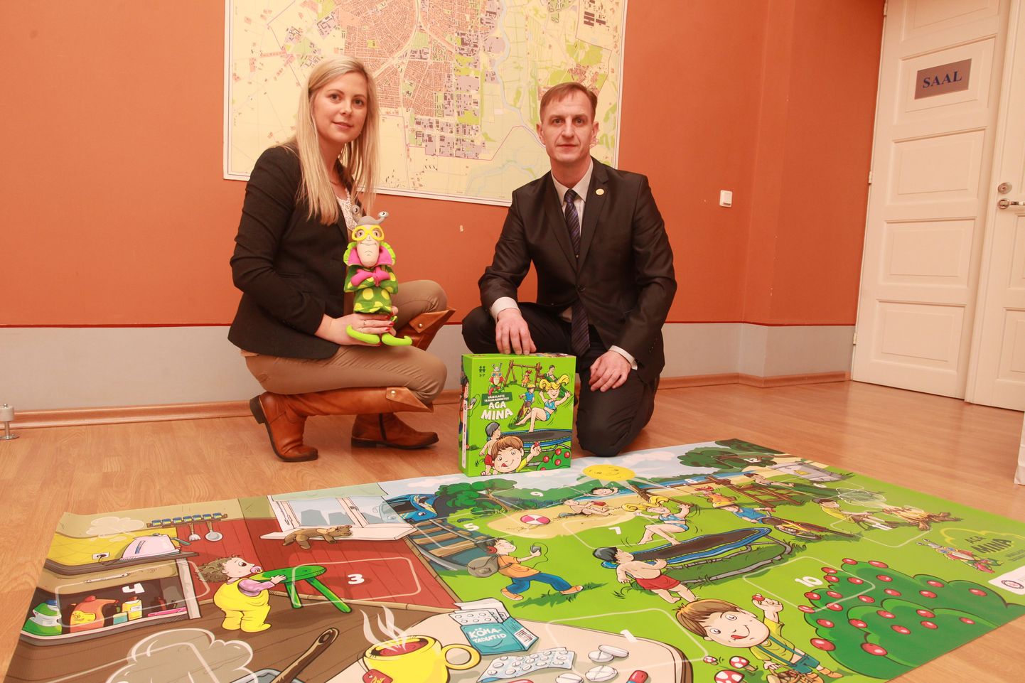 Getter Toome ja Tamo Vahemets näitasid koolieelikutele mõeldud põrandamängu, mille said eile kõik Tartu linnalasteaiad.