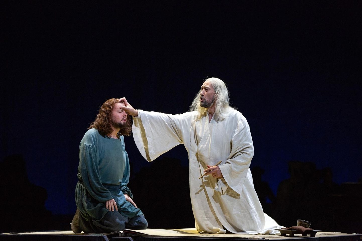 Ain Anger (paremal) esimese eestlasena New York Metropolitan Opera laval kroonik Pimeni osas Modest Mussorgski ooperis «Boriss Godunov».