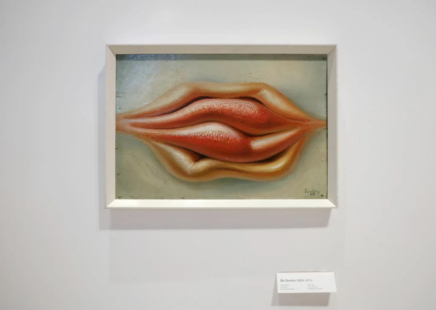 Ülo Soosteri «Huuled» annab sürrealistlike vahenditega edasi armastuse sensuaalsust, mehe pilgu läbi, nagu feminist võiks täpsustada.