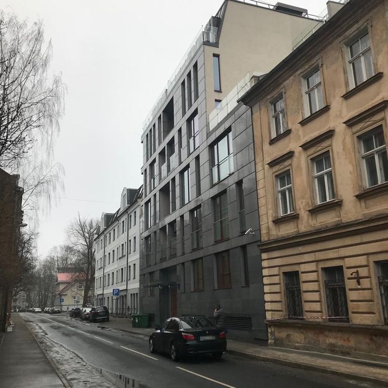 Foto: Firma Baltthermo, kas saņēma naudu no daudzām ārzonu firmām, reģistrēta pāris ielu no Swedbank galvenā biroja - Staraja Rusas ielā, Rīgā. Šeit dzīvoklī reģistrētas 60 firmas. 