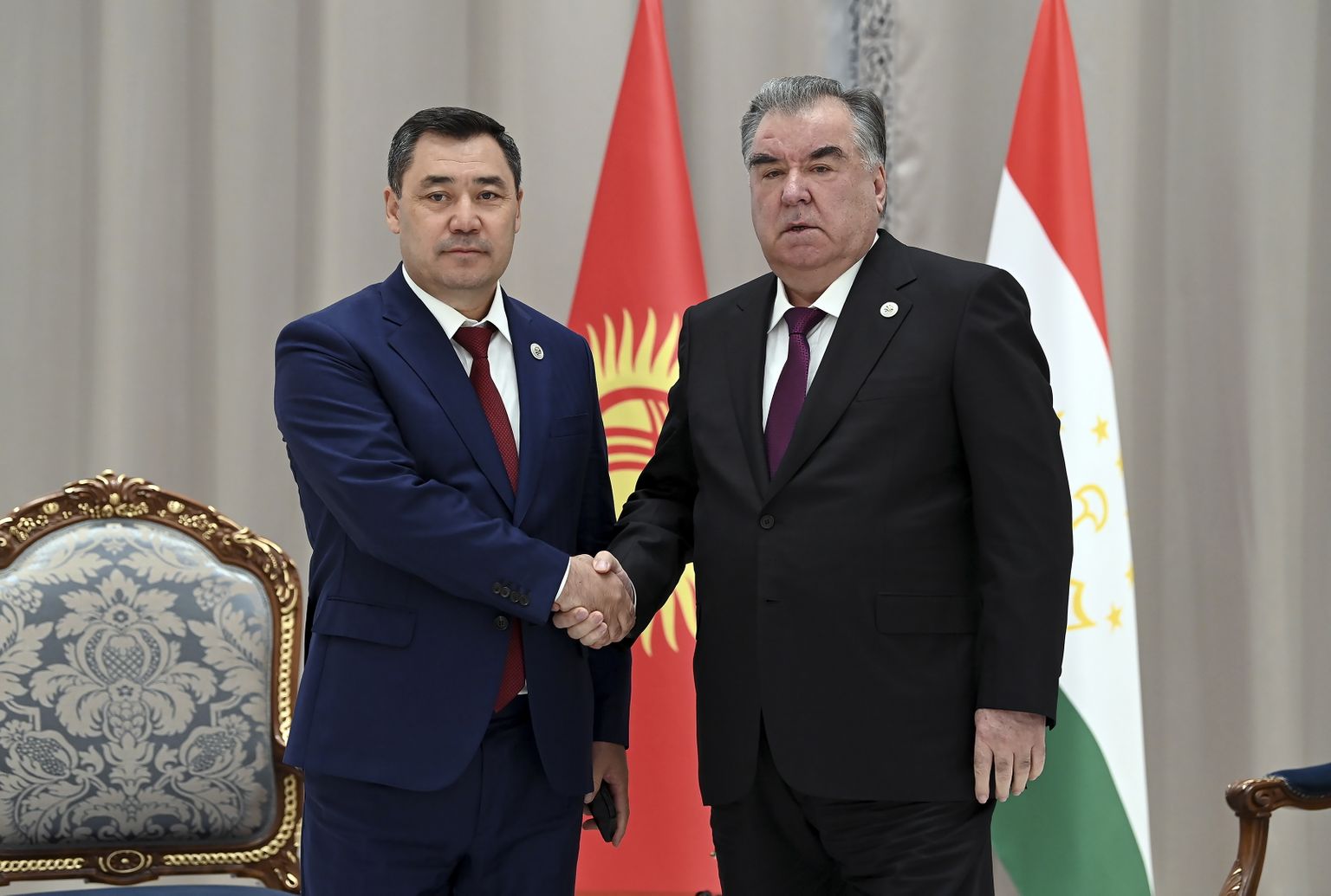 Kõrgõzstani president Sadõr Džaparov (vasakul) ja Tadžikistani president Emomali Rahmon Usbekistanis Samarkandis 16. september 2022.