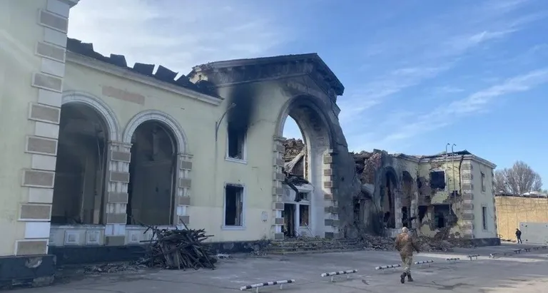 Железнодорожный вокзал в Константиновке, некогда крупный прифронтовой транспортный узел, в феврале был разрушен российским ракетным ударом
