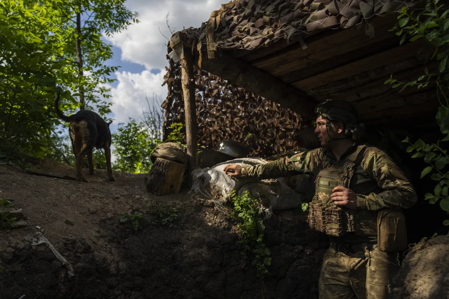 Ukraina sõdurid kaevikus Avdijivka suunal.