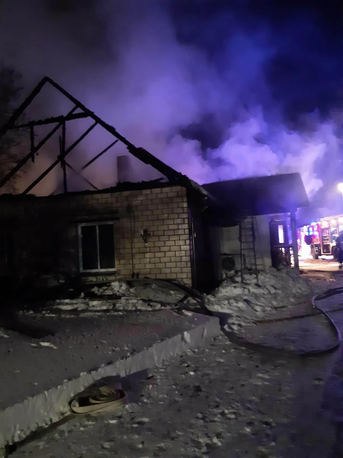 Päästjad tõid laupäeva öösel Kabristes põlenud majast välja mehe, kelle elu meedikutel kahjuks päästa ei õnnestunud.