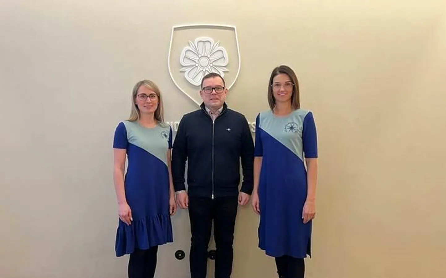Kesklinna kooli huvijuht Merve Šeffer (vasakul) ja direktor Kaija Kits arutasid kohtumisel linnapea Madis Timpsoniga kaasava eelarve võiduidee teostamist ja koolihoovi huvitavamaks muutmist.