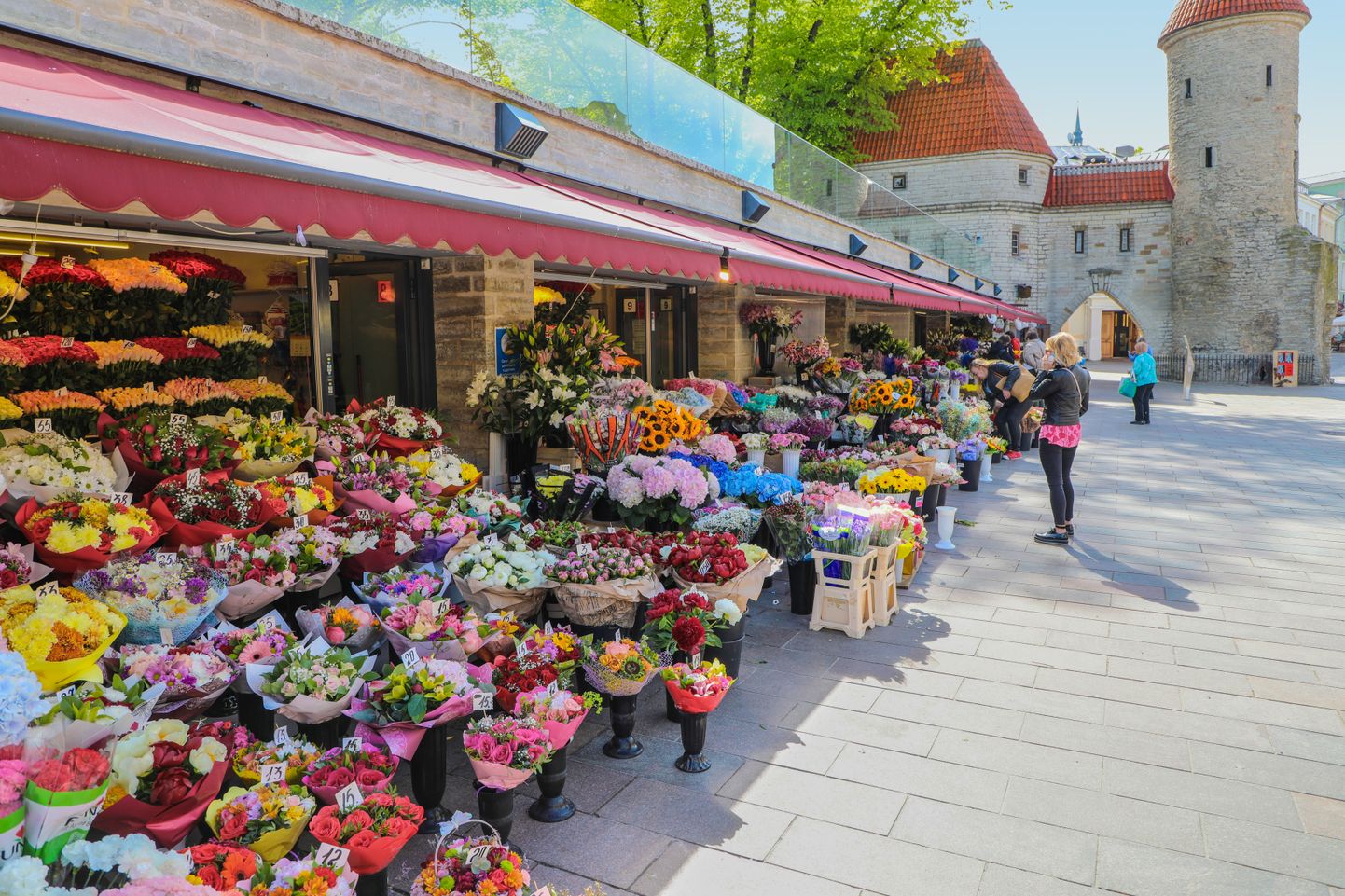 Kevadine lilleturg Viru väravate ees. Pilt on illustreeriv.