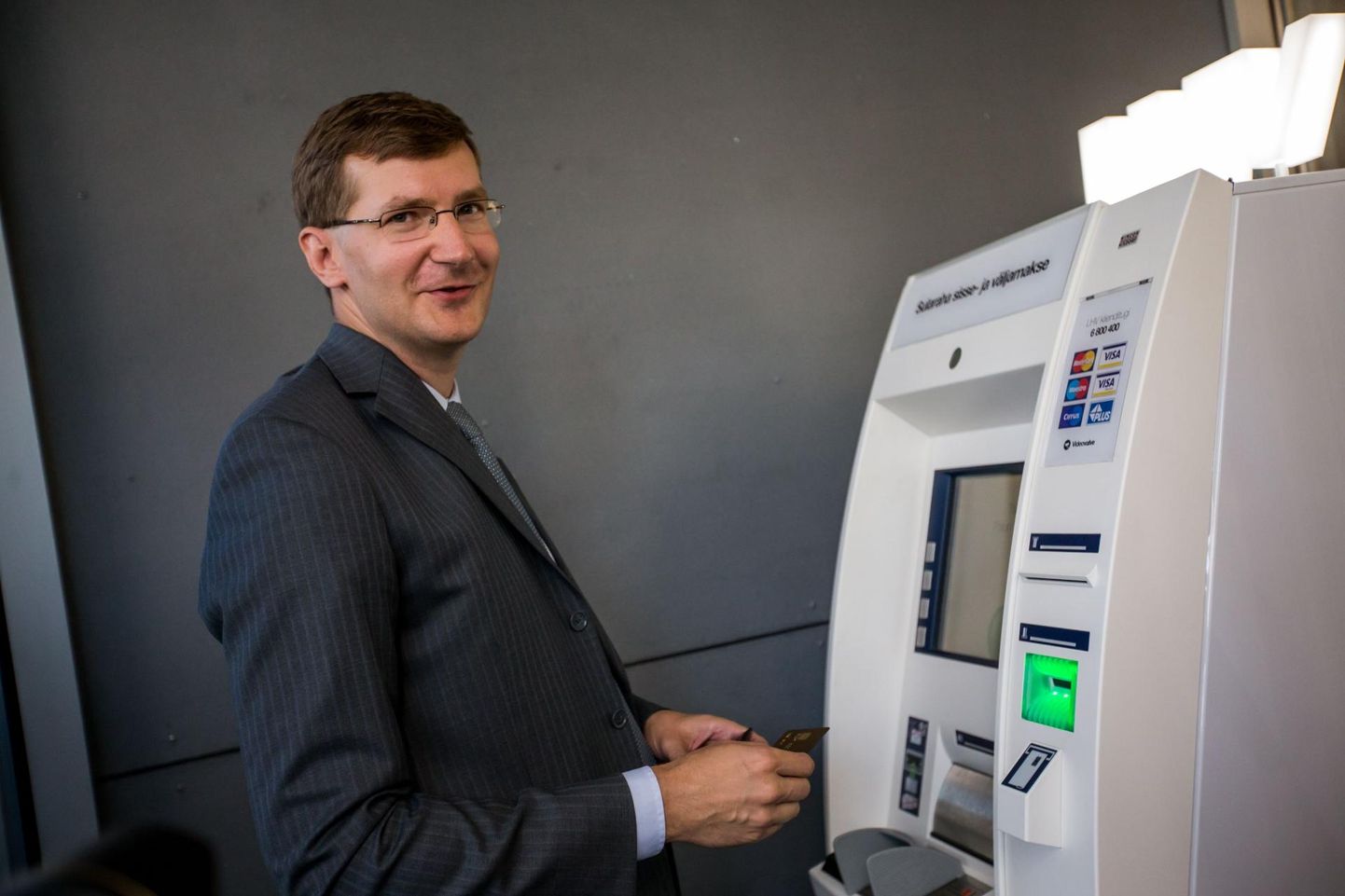 Oma esimesed sularahaautomaadid avas LHV 2015. aasta suvel, esimese tehingu tegi panga juhatuse esimees Erki Kilu.