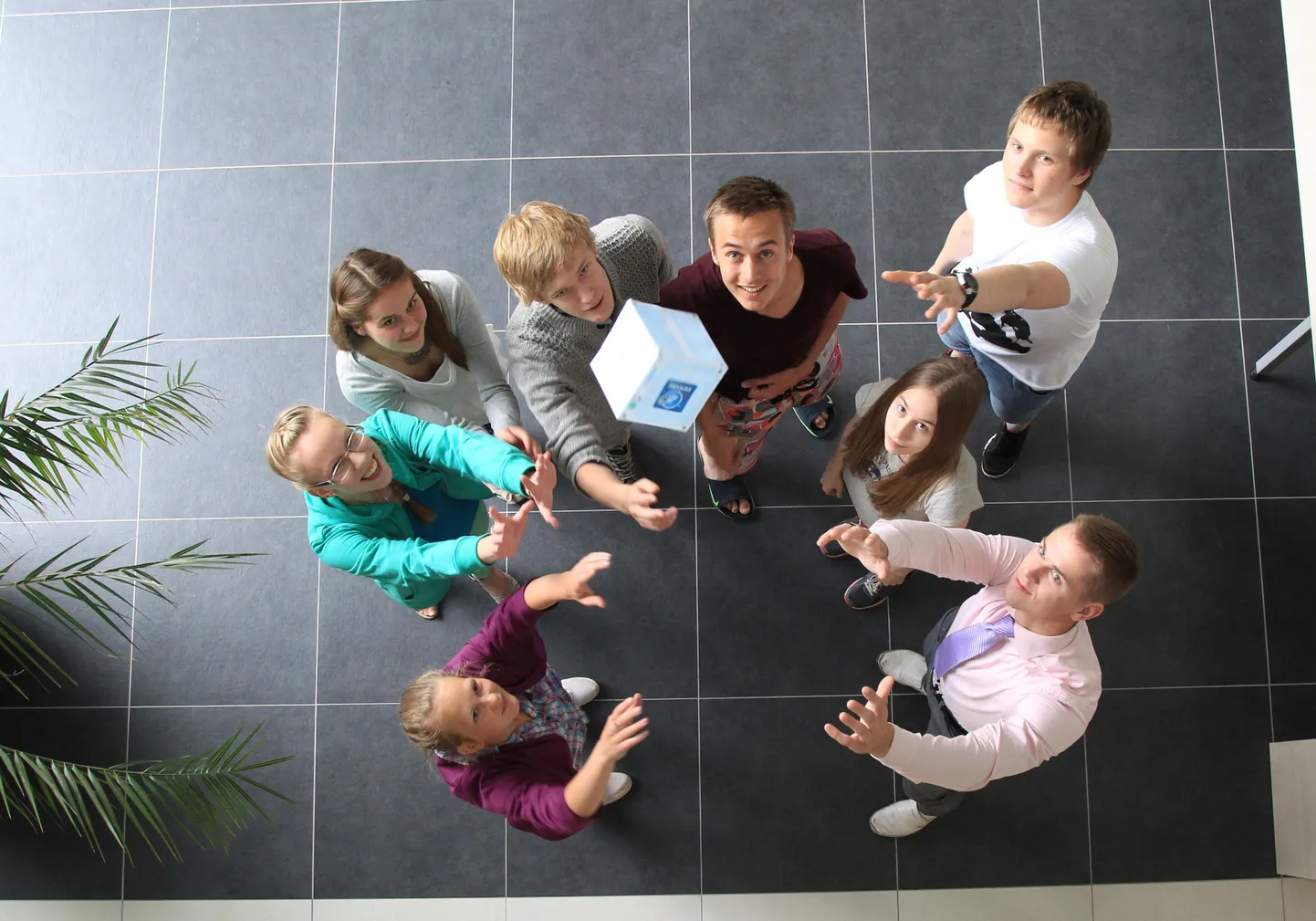 Teadusmaleva meeskond Tartu Observatooriumis ESTCube prototüübiga. Kelli Randmäe (vasakult), Anni Kasikov, Eva-Maria Tõnson, Carel Kuusk, Markus Rene Pae, Gregor Eesmaa, Karina Sein, Eigo Varemäe.