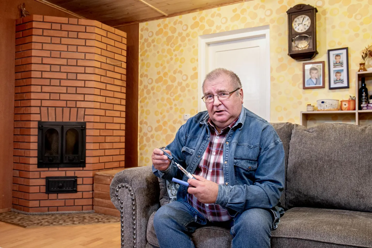 “Teevad kõik ise ära, vajuta vaid nuppu,” näitab Aivar Haas moodsamaid insuliinisüstlaid. 40 aasta jooksul on ta näinud aga selliseidki, mis nõrganärvilisel hirmujudinaid tekitavad.