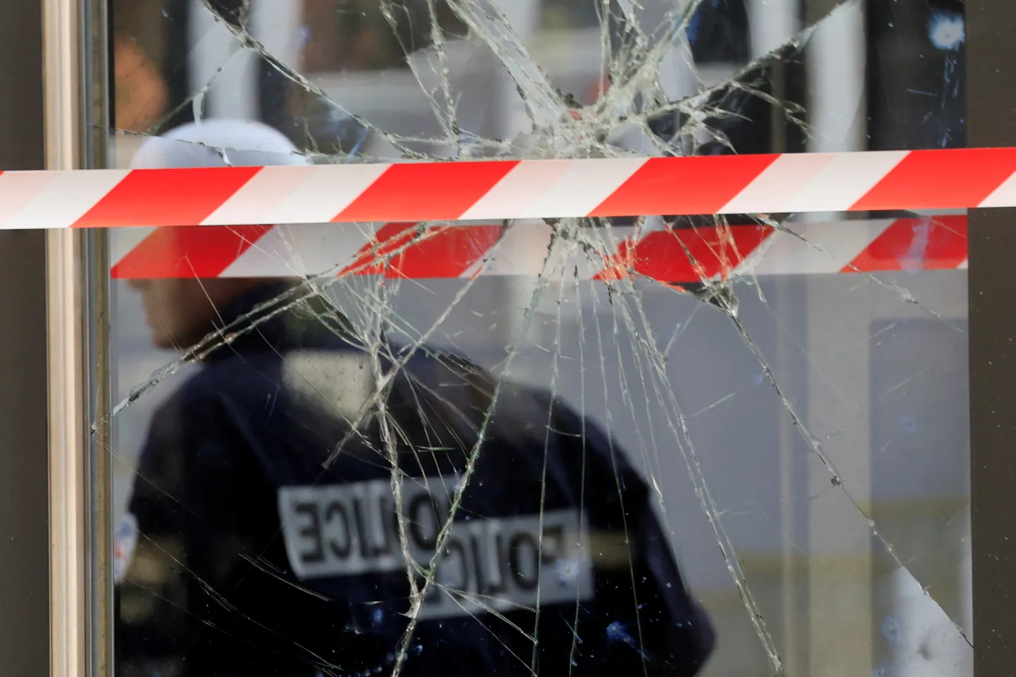 Prantsuse märulipolitsei 29. juunil 2023 Mons-en-Barœul linnavalitsust mässajate eest kaitsmas. Prantsusmaal lahvatasid protestid pärast seda, kui politseinik  27. juunil 17-aastase Naheli maha lasi