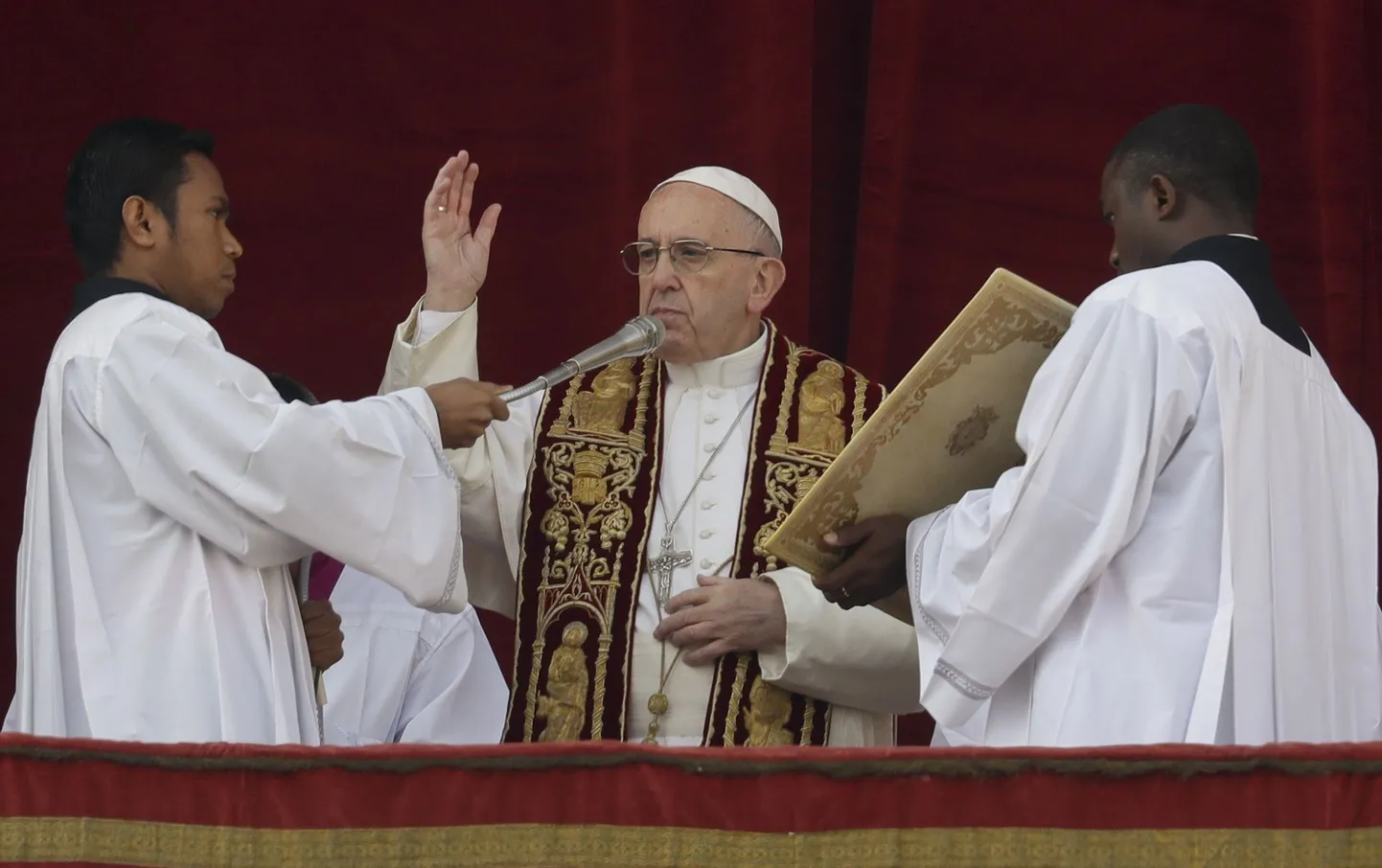 Paavst Franciscus kõnet pidamas.