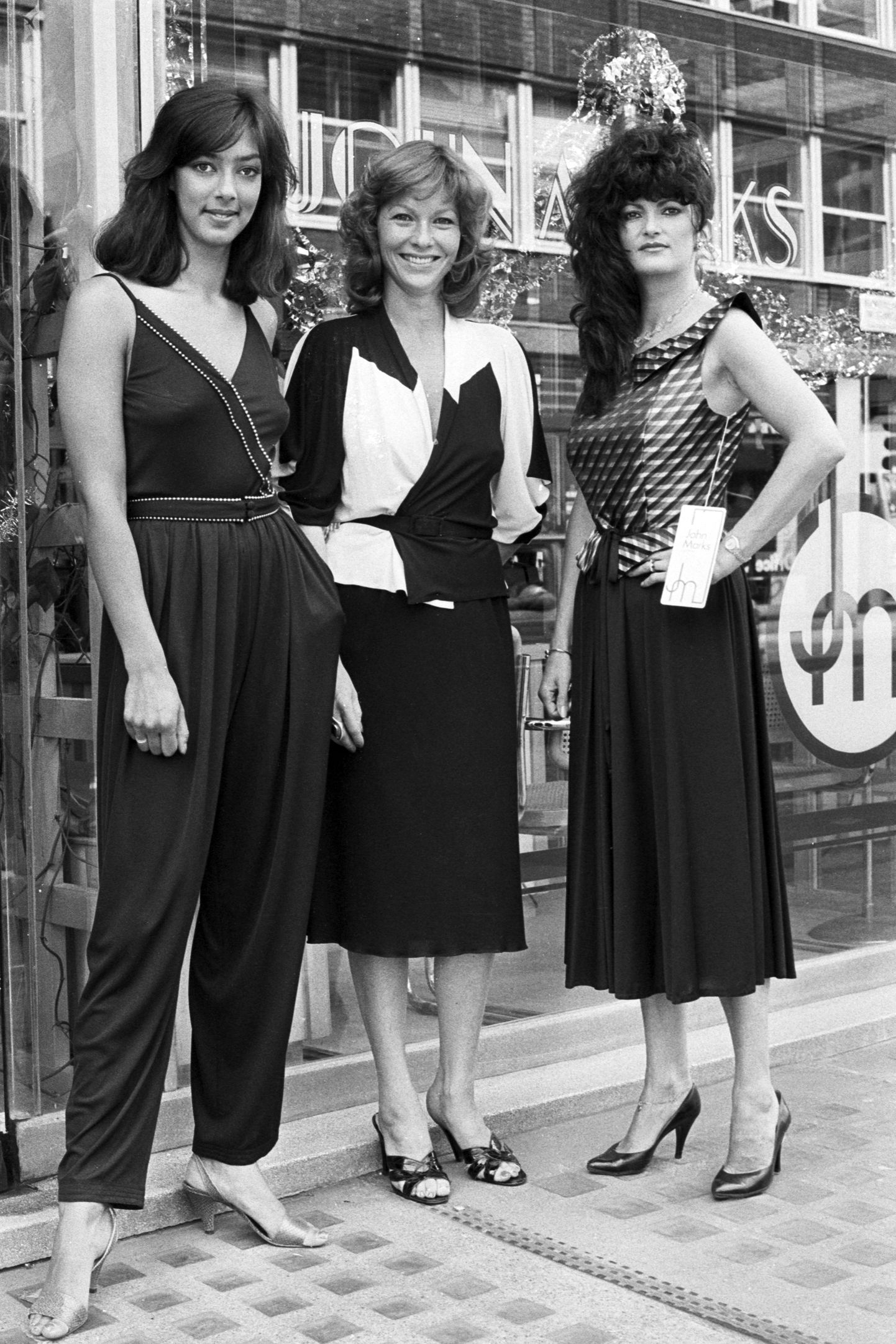 Näitlejanna Pamela Salem koos modellide Suki ja Jennyga 1983. aasta moesõul.