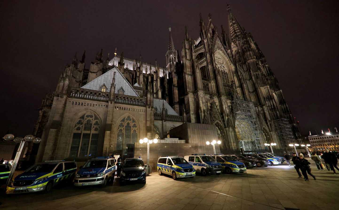 Saksa politsei 23. detsembri õhtul Kölni katedraali juures.