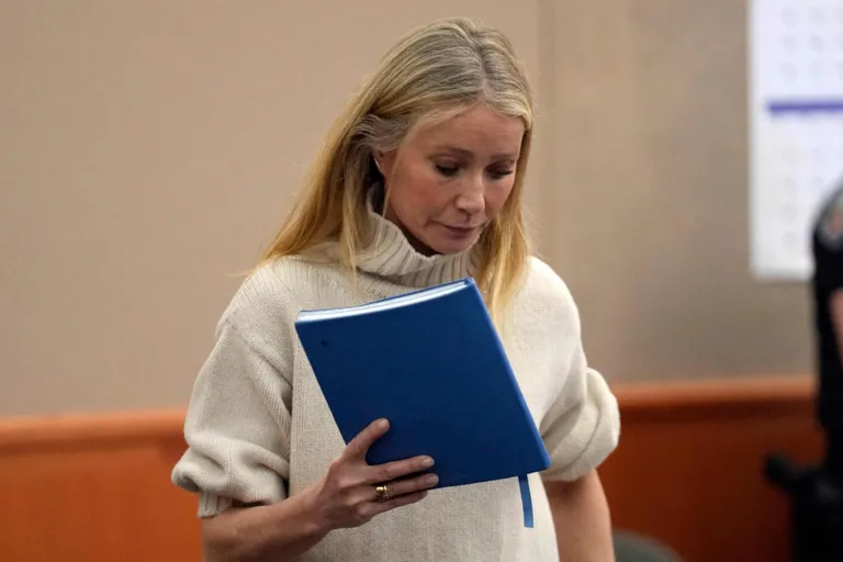 Gwy­neth Paltrow väljumas kohtusaalist, seljas mugav kudum, mille disaininud Itaalia ettevõte Loro Piana. Selle firma täiskudumite hinnad algavad tuhandest eurost.