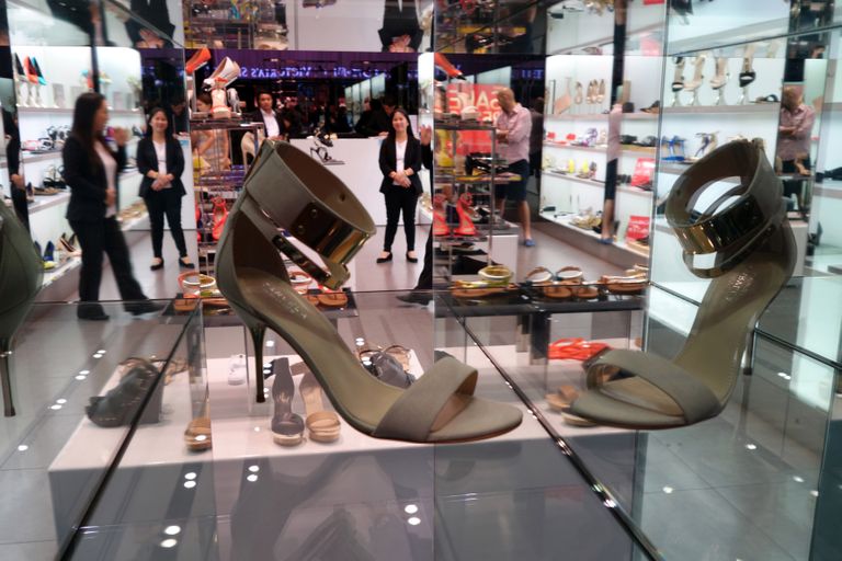 Интерьер обувного магазина в Дубае.