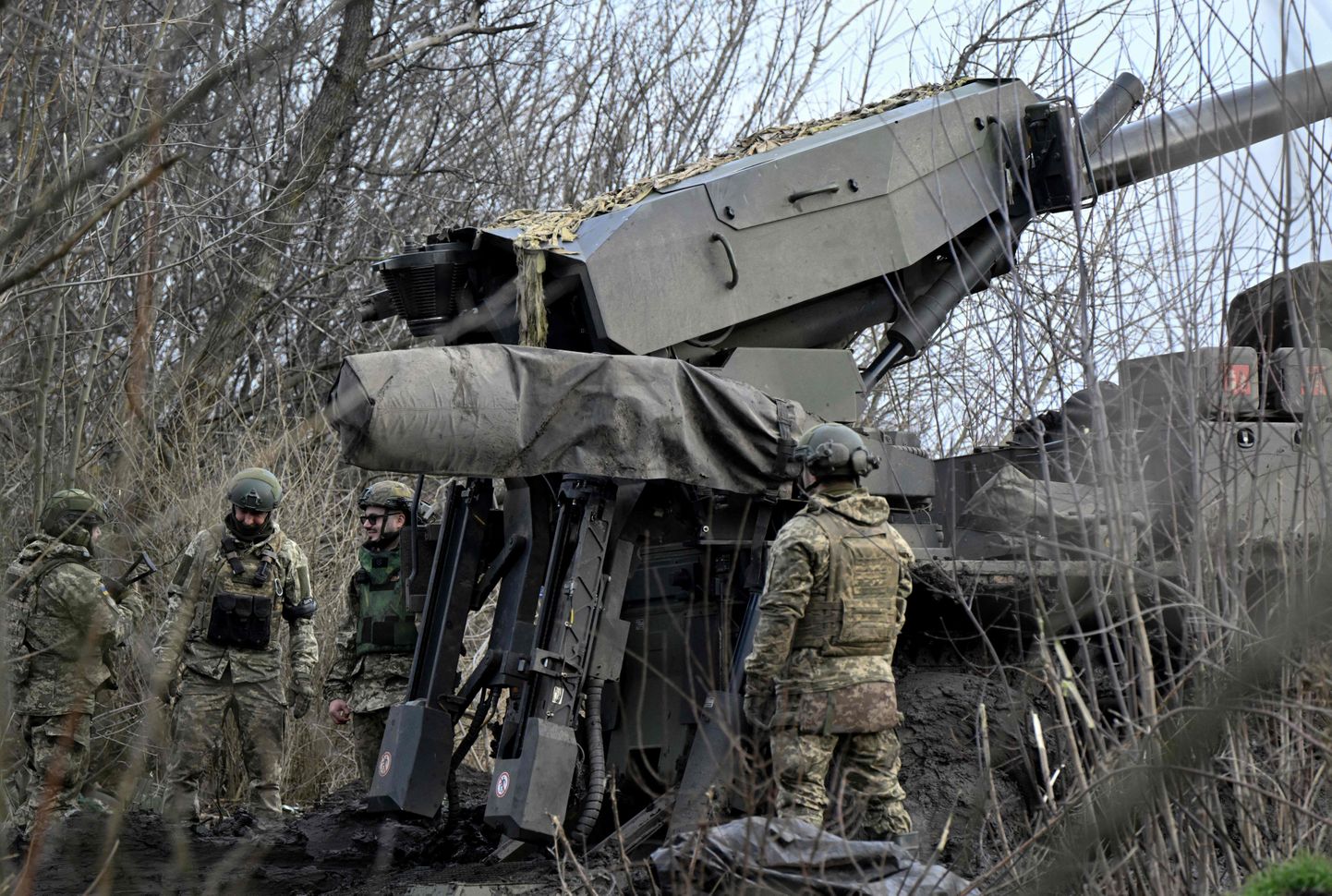 Ukraina õhutõrjejõudude sõjaväelased valmistuvad tulistama 155 mm Caesari liikurhaubitsast teadmata asukohas Lõuna-Ukrainas 14. veebruaril 2024. aastal.
