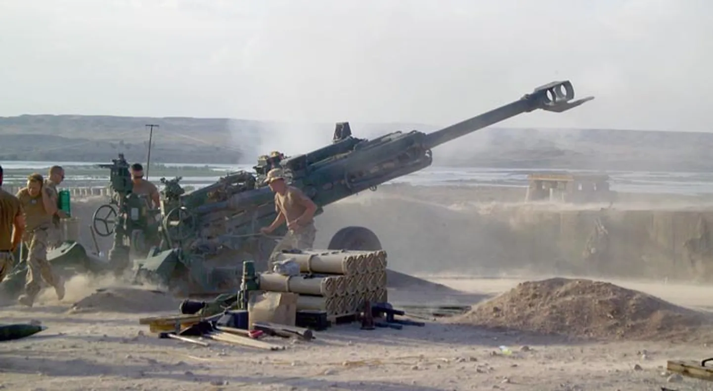 155 mm järelveetav haubits laskepositsioonil Afganistanis: sellise relva laskepositsioon peab olema muude vahenditega turvatud, sest laskude järel on see lihtsasti avastatav, kuna sellise suurtüki äraviimine on märkimisväärselt aeganõudev tegevus.