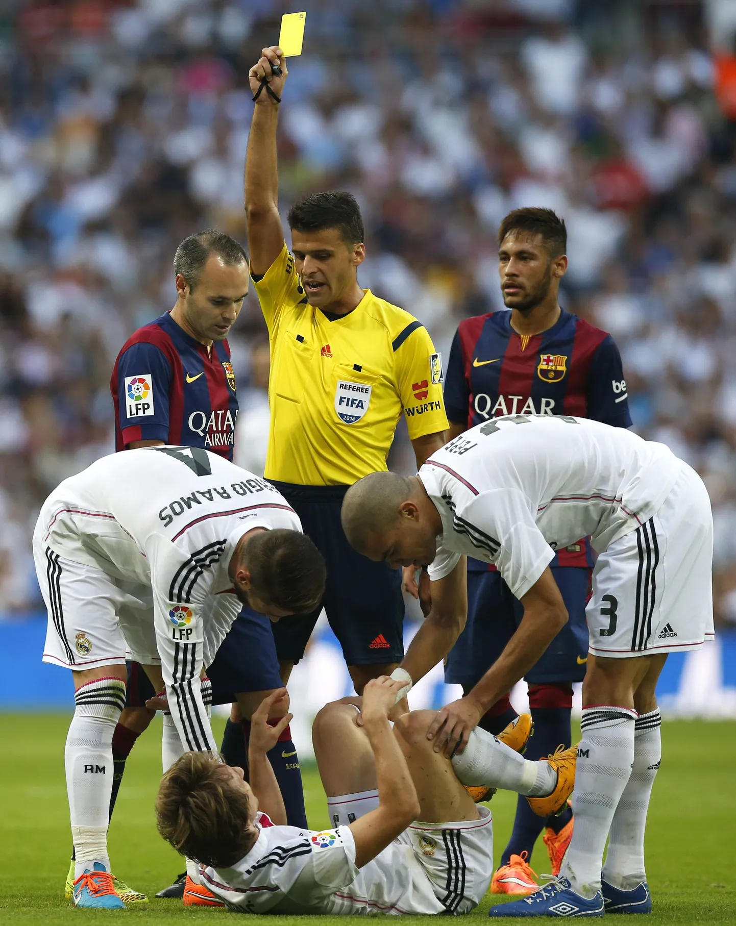 Barcelona jalgpallur Andres Iniesta on mängus Realiga saanud kohtunikult kollase kaardi.