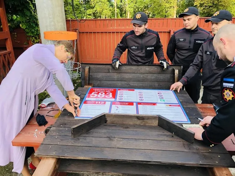 Kilingi-Nõmme päästekomandot väisanud president Kersti Kaljulaid paigaldas Saarde vallas Rae järve ujumiskoha juures veeohutusstendile oma allkirjaga sõnumitahvli.