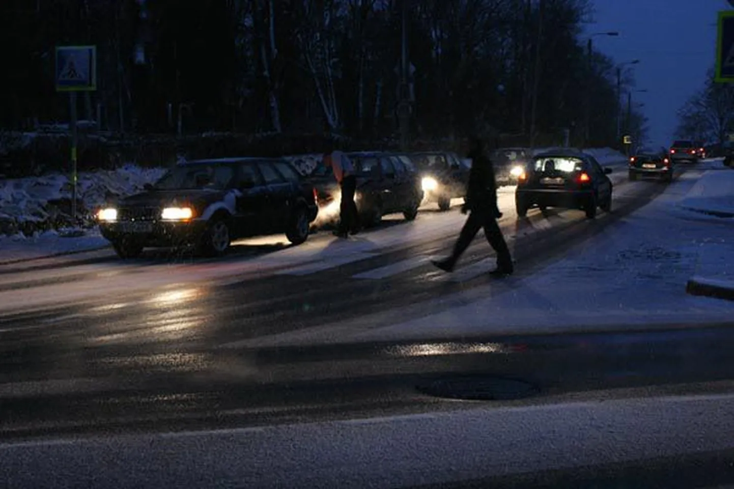 Õhtuhämaruses, kui tänavavalgustus veel ei tööta, on autojuhil väga halb märgata sõiduteel olevat jalakäijat. Eriti siis, kui viimasel puudub helkur.
