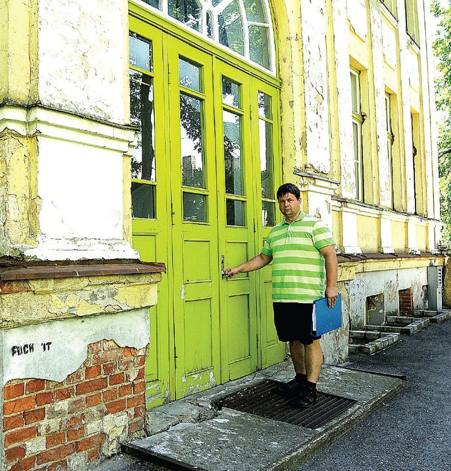 Emajõe kooli direktori asetäitja Marek Kirsi sõnul ehmatab vaegnägijate kümmekond aastat remontimata õpilaselamu sageli lapsevanemaid.