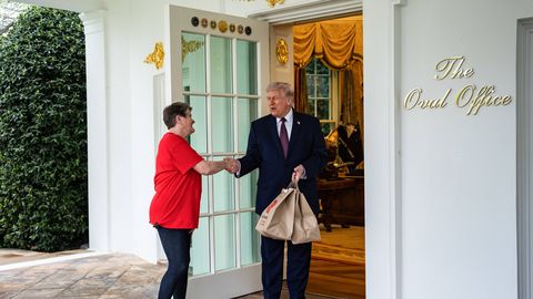 Trump tellis Valgesse Majja topeltportsu McDonald'sit: loe palju ta kullerile jootraha jättis