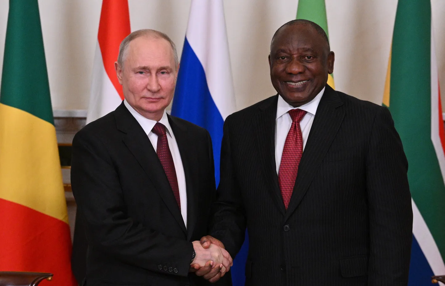 Venemaa president Vladimir Putin ja Lõuna-Aafrika Vabariigi president Cyril Ramaphosa Peterburis ühisel kohtumisel juunis.
