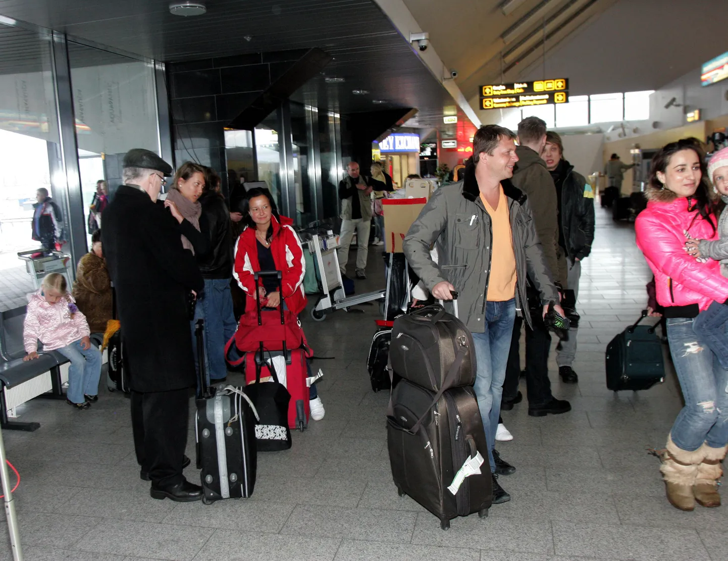 Прибывшие из Египта в таллиннском аэропорту.