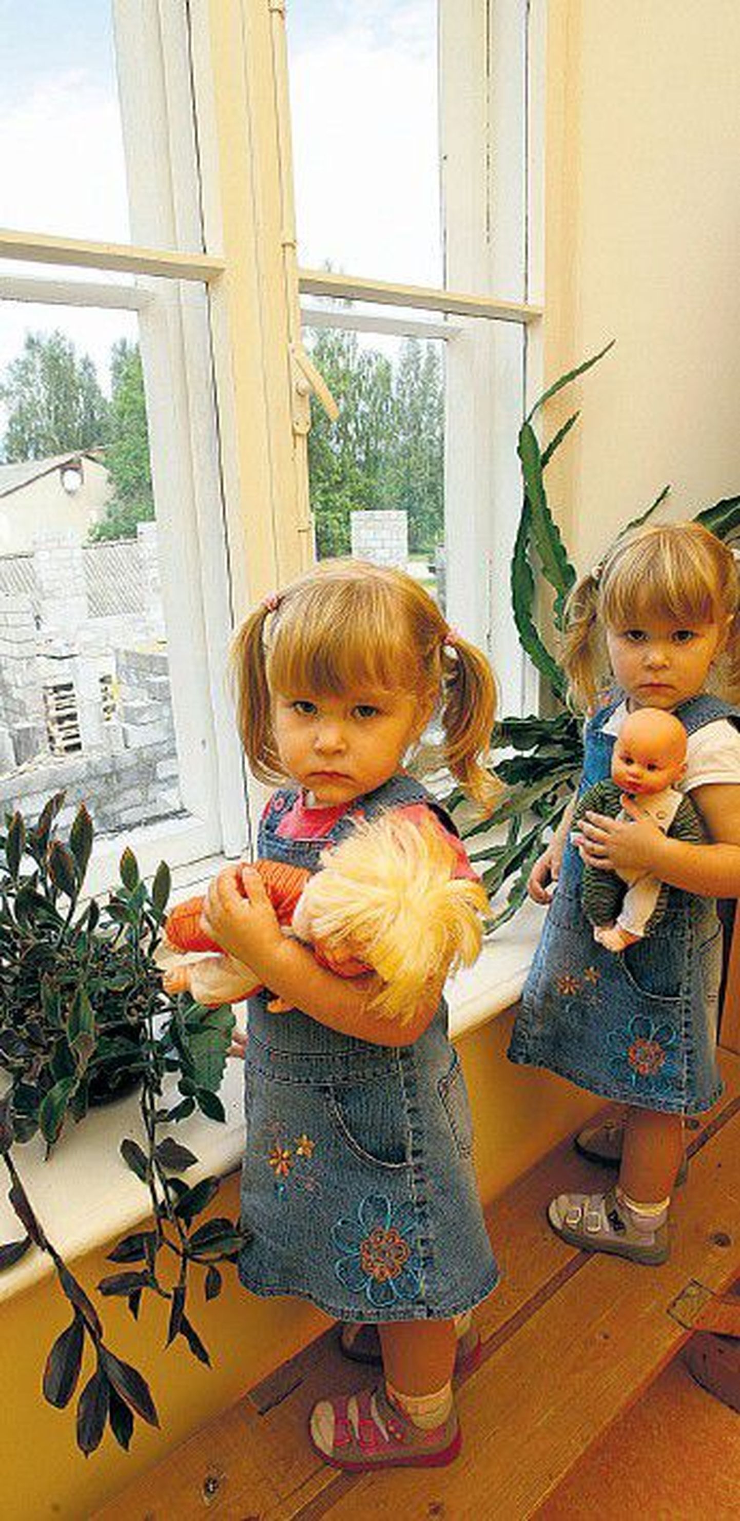 Kuuste koolimajast paarisaja meetri kaugusel elavad 2,5-aastased kaksikud Eliisabet (vasakul) ja Katariina Leiger alustasid lasteaiateed veel kooli ruumides, kuid kolivad novembris aknast paistvasse lasteaiahoonesse.