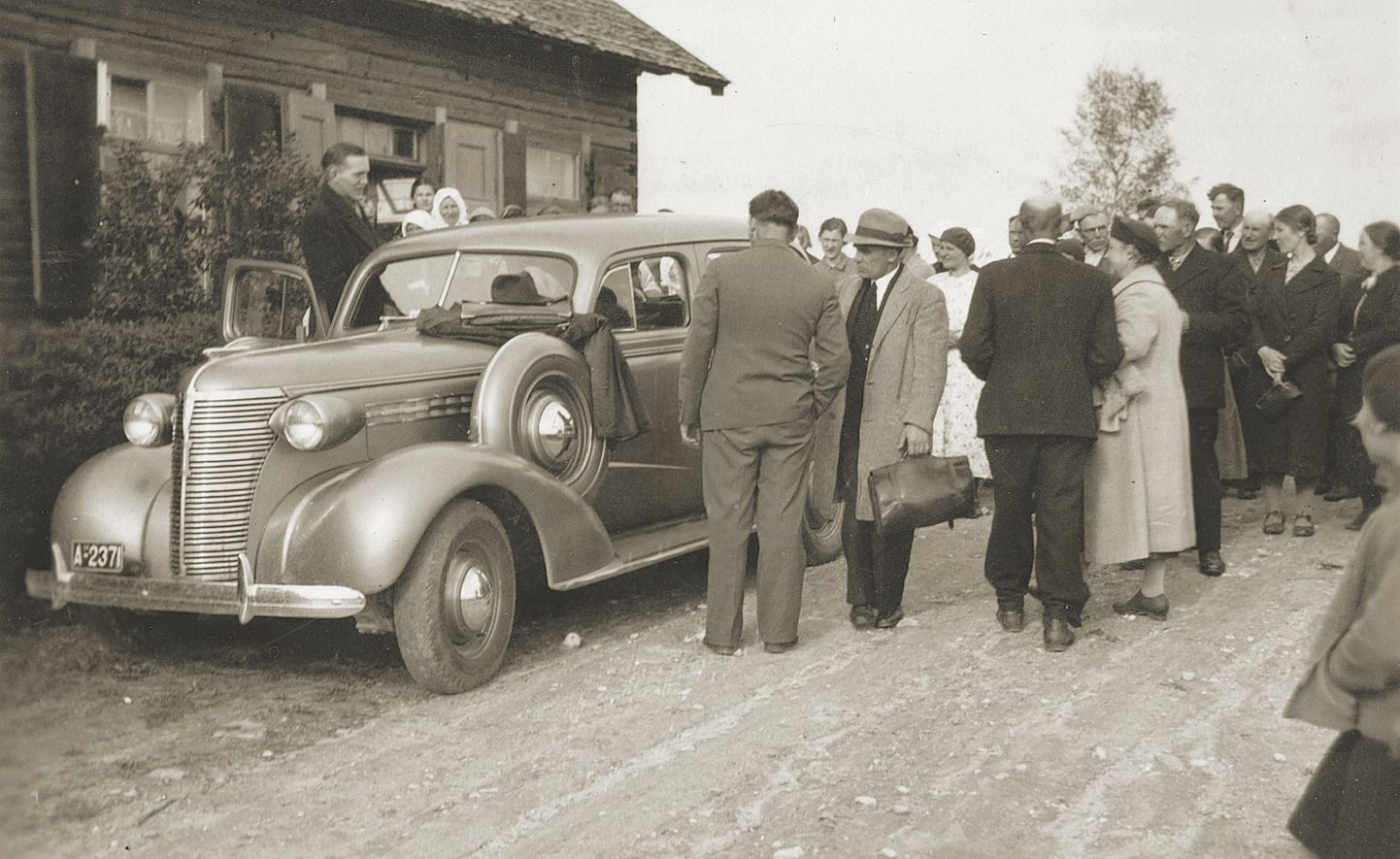 Paljud 1920. ja 1930. aastatel Eestis ringi vuranud taksoautod olid ostetud järelmaksuga. Nii ka pildil olev terashall 1938. aasta Chevrolet, mis on pargitud palvemaja ette.