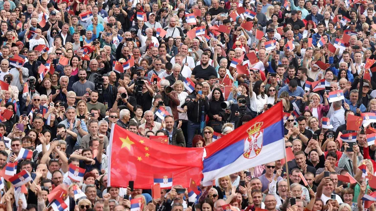 Сербы собрались лицезреть Си и Вучича на балконе дворца в Белграде. Вучич сказал толпе про Си: «Такого уважения и любви, как у нас в Сербии, он не встретит нигде»