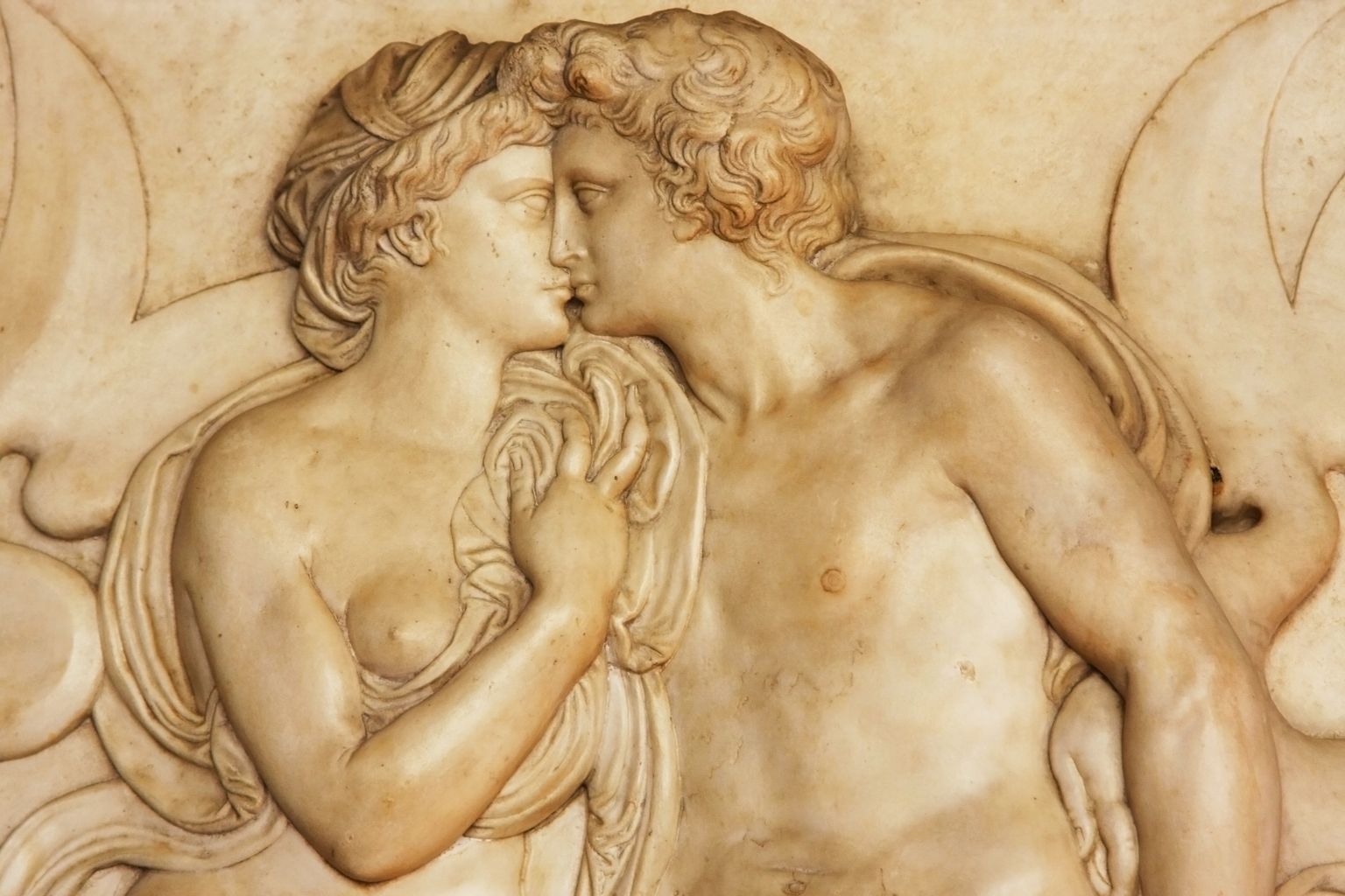 Antiikaegne armastajapaari reljeef. Pilt on illustreeriv