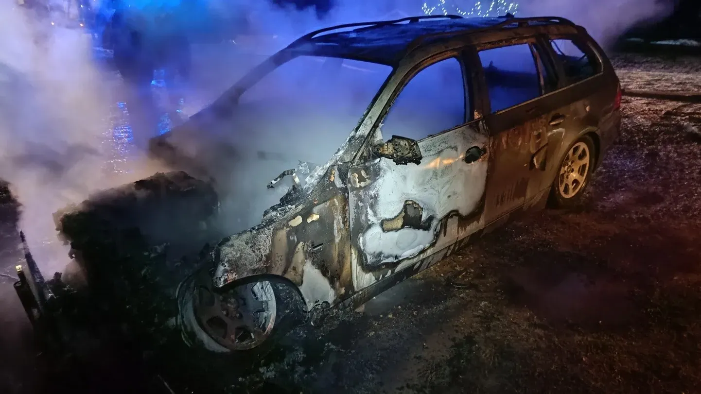 Сгоревшая в волости Тырва автомашина.
