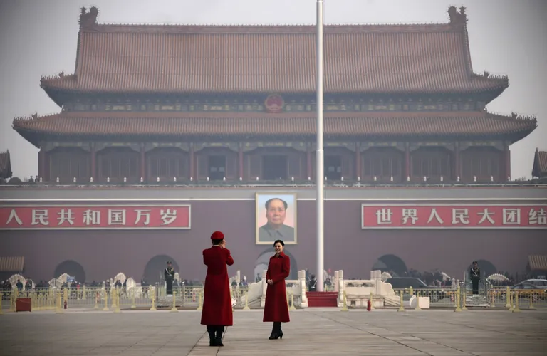 Tiananmeni väljak Hiina Rahvavabariigi pealinnas Pekingis. Taamal rahvavabariigi rajaja Mao Zedongi portree.