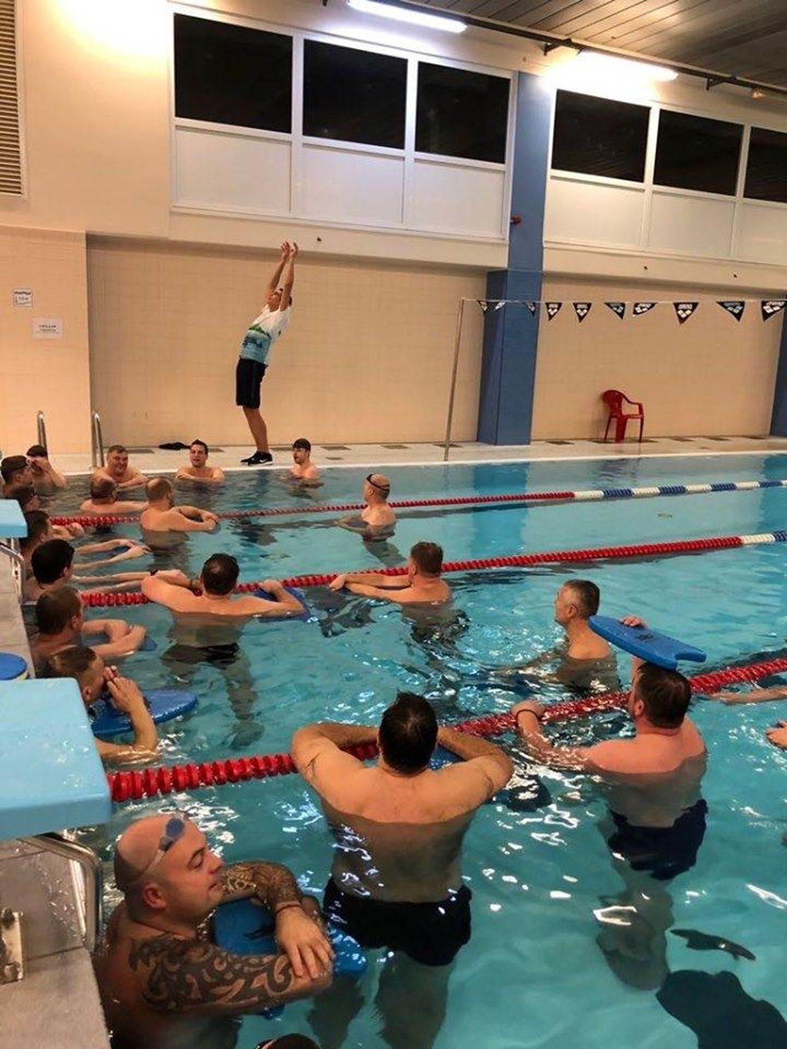 Ralf Tribuntsov õpetas liikumissarjas osalevatele meestele ujumist.