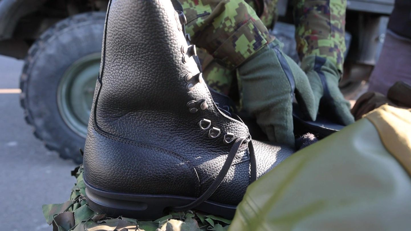 Eesti sõdurid kannavad Tartu saapavabrikus valmistatud Samelini saapaid. Sama firma saapad on kasutusel ka paljude teiste NATO liikmesriikide armeedes.