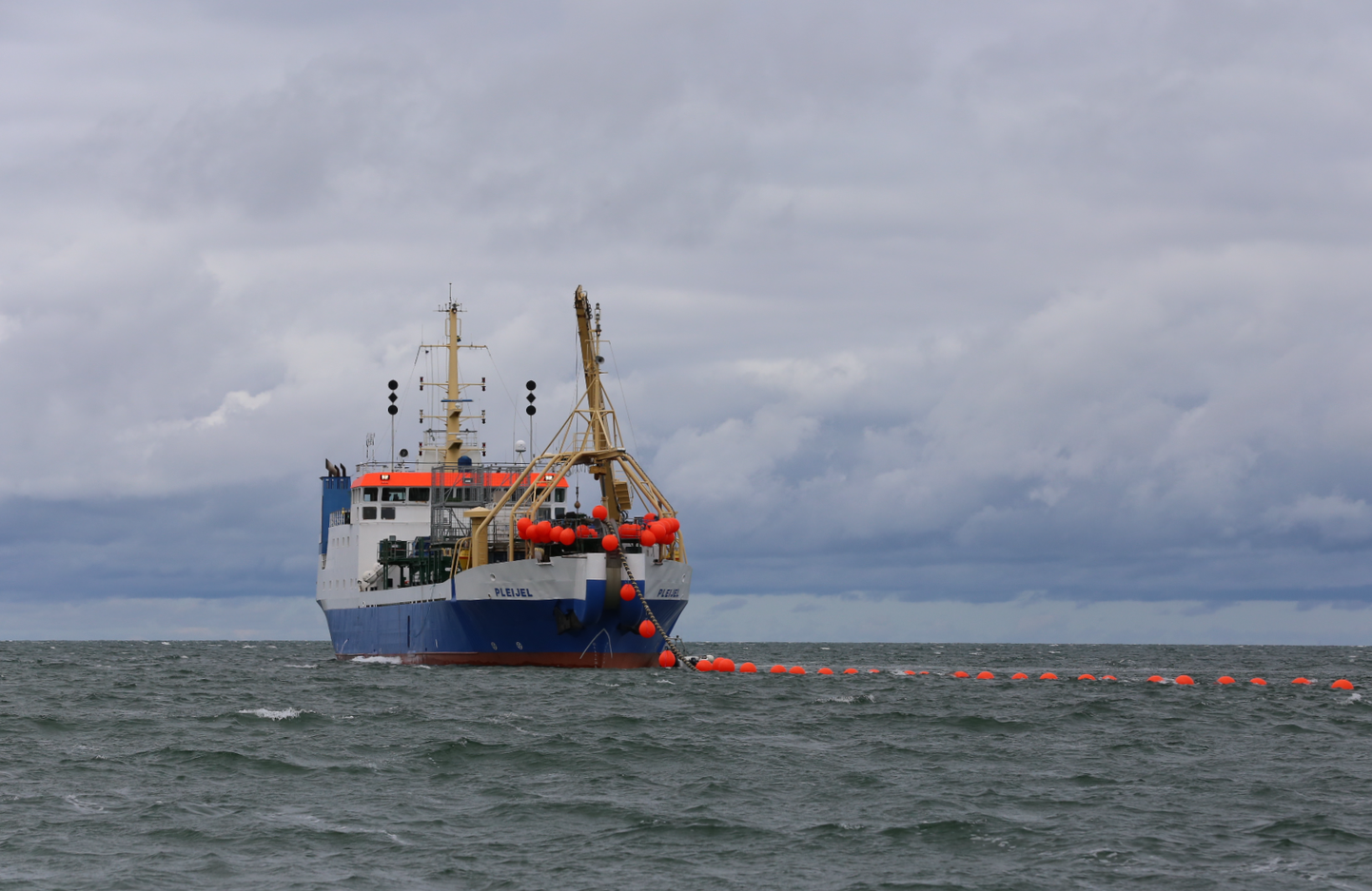 Eelmist merealust kaablit paigaldav laev Väikses väinas 2019. aastal