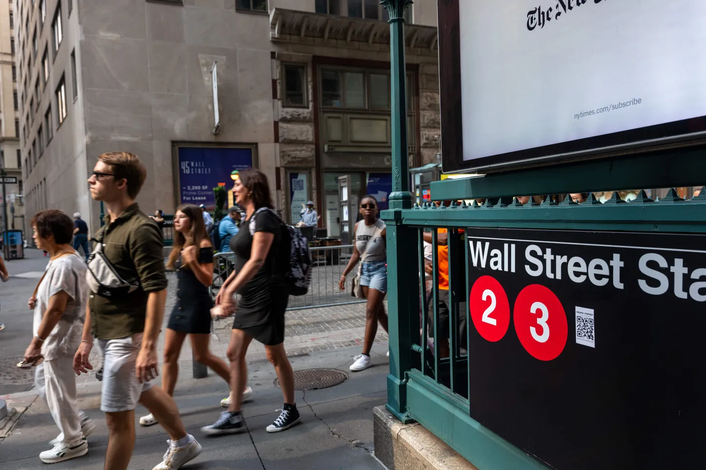 Inimesed kõnnivad New Yorgi börsi (NYSE) finantsrajoonis New Yorgis, USAs