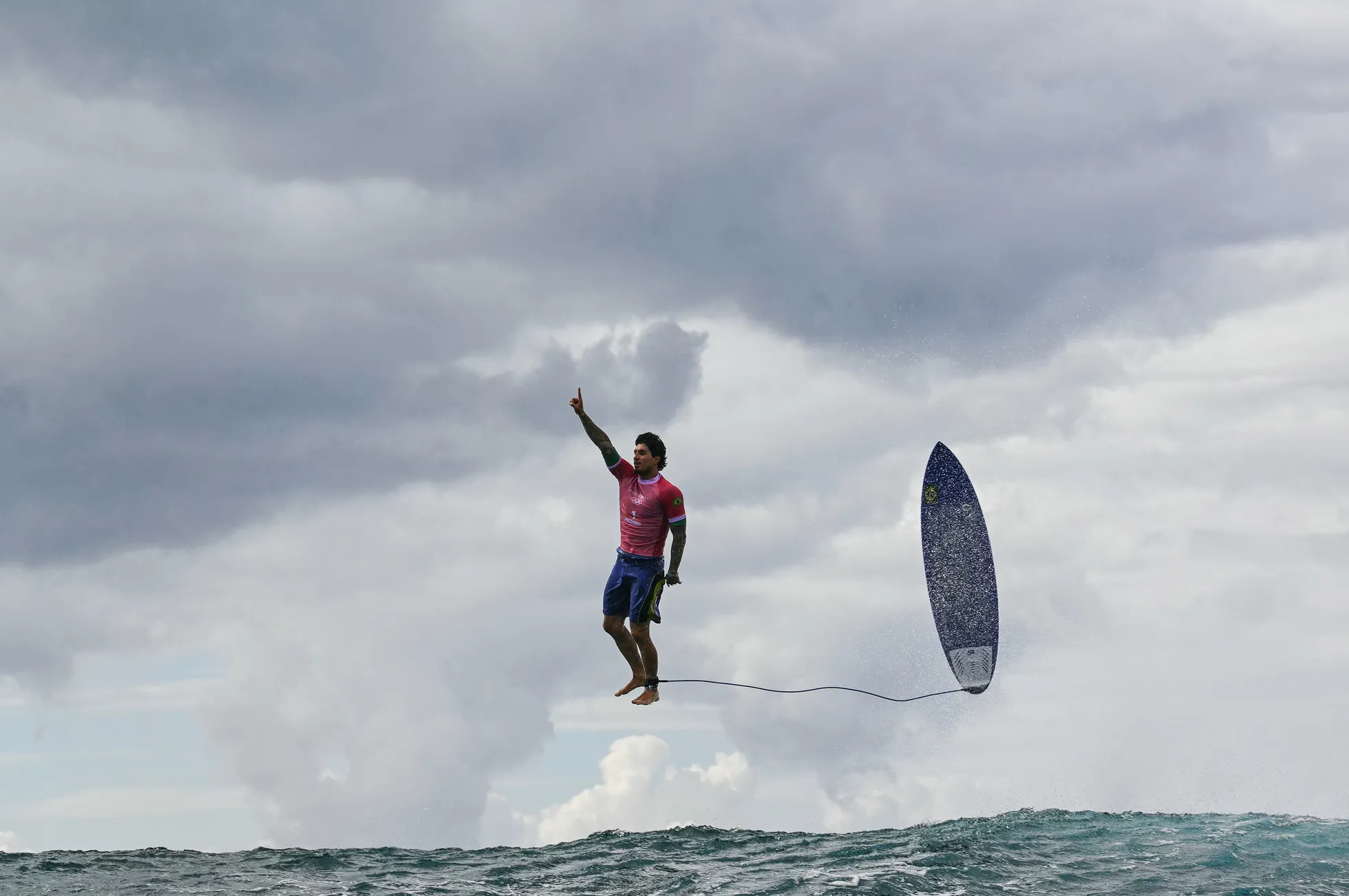 Brasiillane Gabriel Medina lendleb võidukalt suure laine pealt, meeste surfamise kolmanda vooru viiendas sõidus 2024. aasta olümpiamängudel. Teahupo’o, Tahiti, Prantsuse Polüneesia, 29. juuli 2024. Aasia ja Okeaania, üksikfotod.