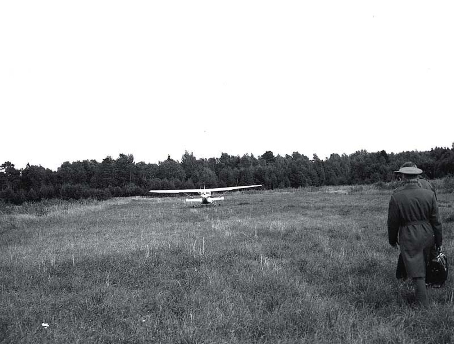 Nõukogude kõrged sõjaväelased siirduvad uurima Kõpu poolsaare uudismaapõllule maandunud Cessna Skyhawki.