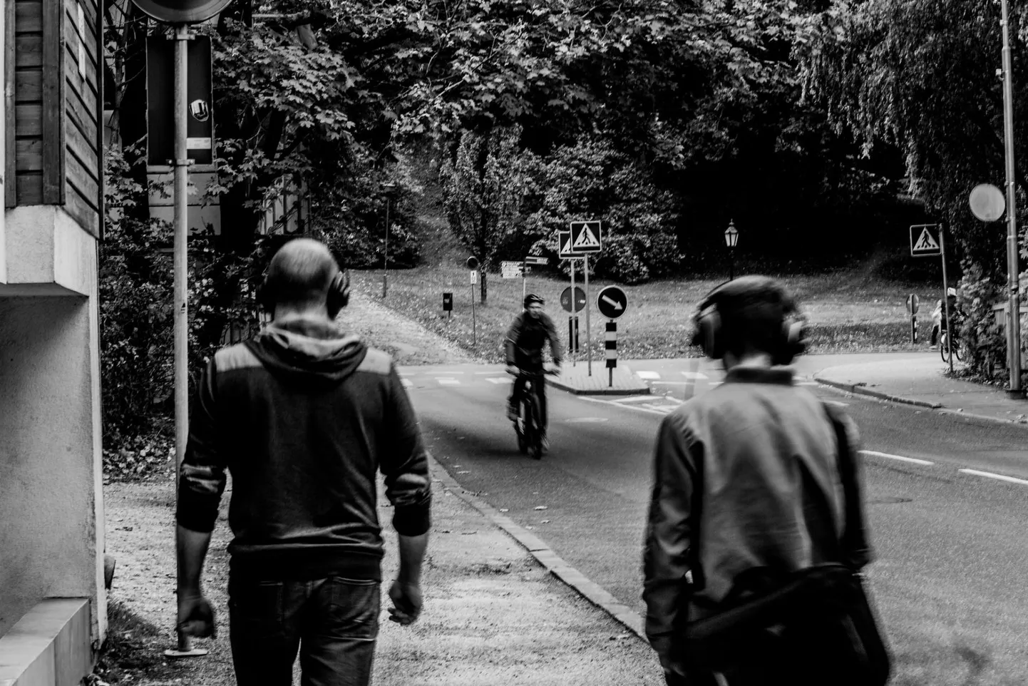 «Fantoomvalu» etenduse alguses saab vaataja kõrvaklapid pähe ja jalutab samuti kõrvaklapistatud saatja juhatusel teatrimajast Toomele. Tunni ja veerandi jooksul on ette nähtud kolm peatust, teatrisaalis saab istuda etenduse alguses ja lõpus.