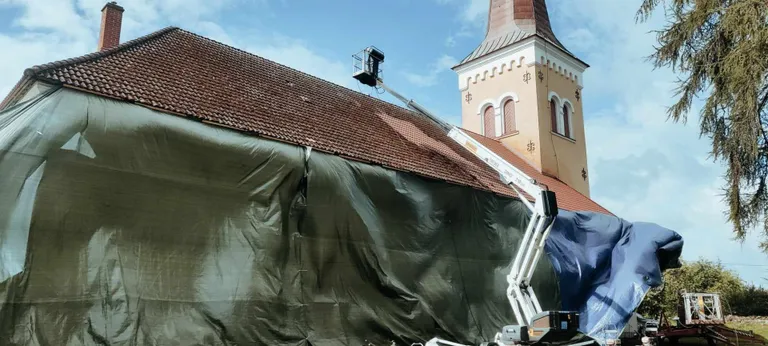 Selline oli Kõpu kiriku katus enne pesu.