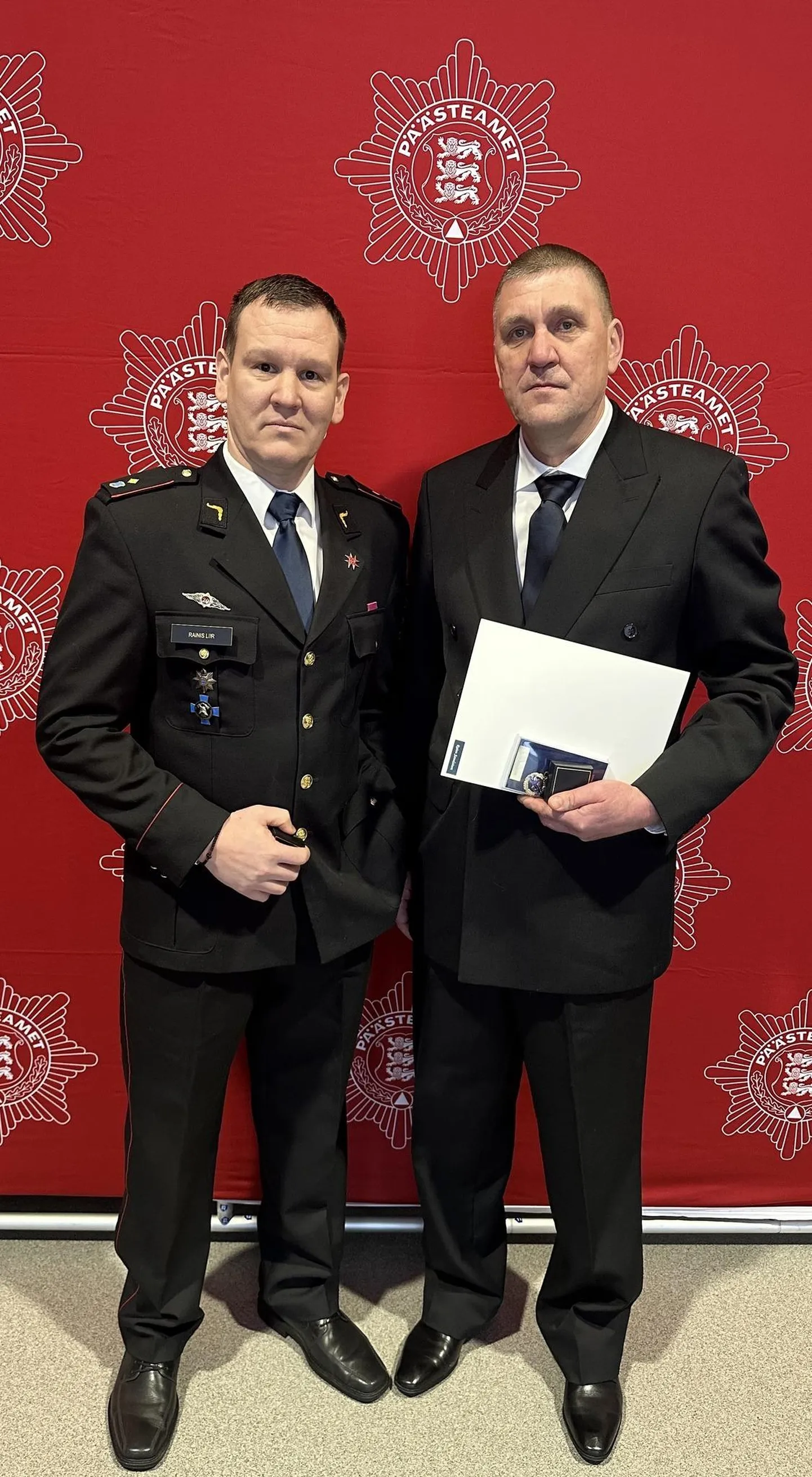 Viljandi päästekomando liikmed Rainis Liir (vasakul) ja Raivo Savolainen said möödunud nädala lõpul 20-aastase töö eest staažimärgi.