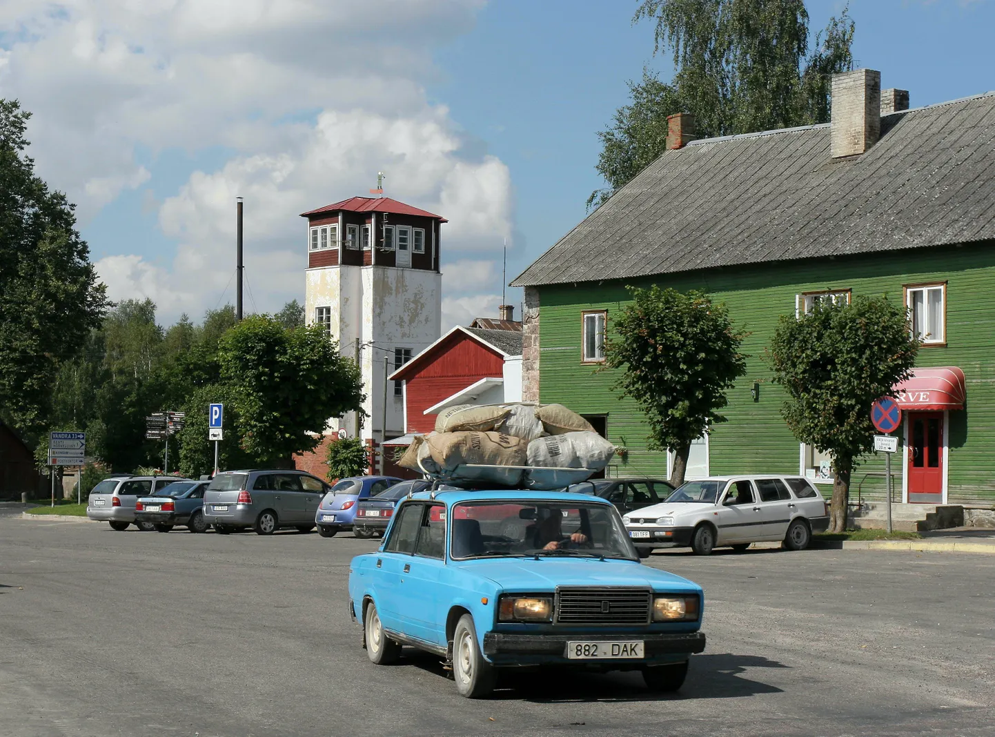 Suure-Jaani tänavad kaevatakse torude paigaldamiseks üles ning maanteeamet plaanib samale ajale teetöid.