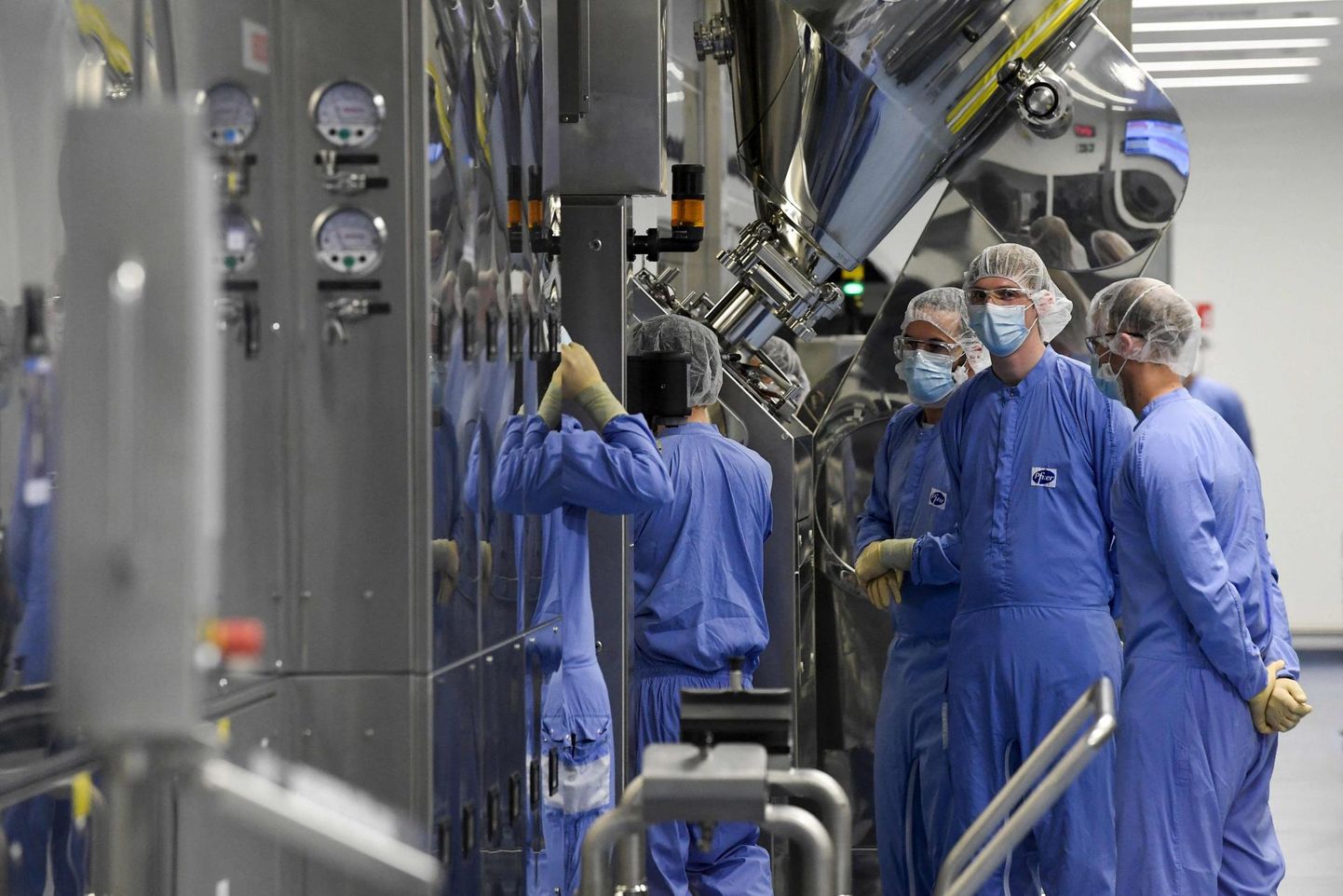 Ameerika ravimihiiu Pfizeri töötajad Belgias Puursi tehases, kus valmistatakse ka koroonavaktsiini. 