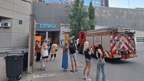 ФОТО ⟩ В торговом центре сработала пожарная сигнализация, посетителям пришлось эвакуироваться