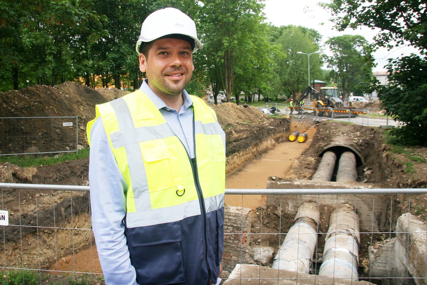 Андрес Клаасмяги на участке магистрального трубопровода, который проходит через государственную железную дорогу, - там замену труб впервые придется проводить через подземный канал.