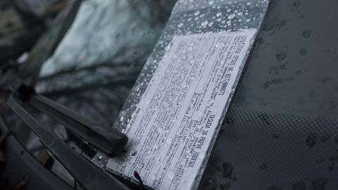 Водитель, получивший штраф за парковку в Ласнамяэ, нашел странный способ отомстить МуПо
